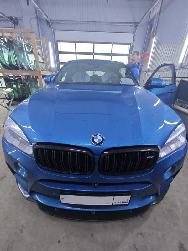 Замена лобового стекла BMW