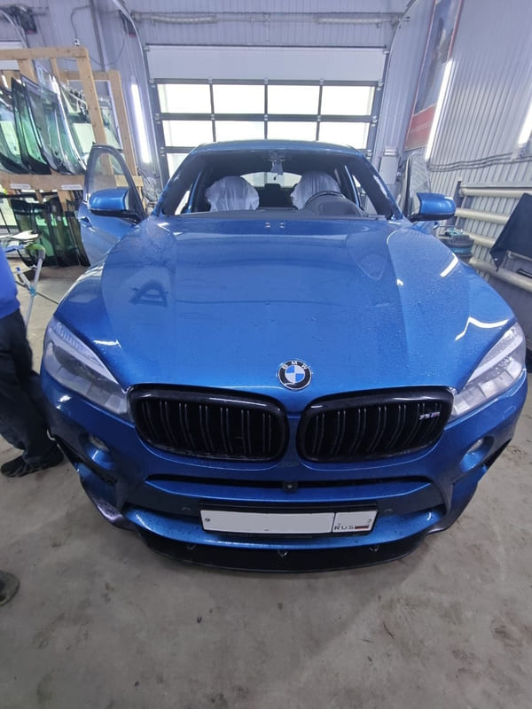 Замена лобового стекла BMW